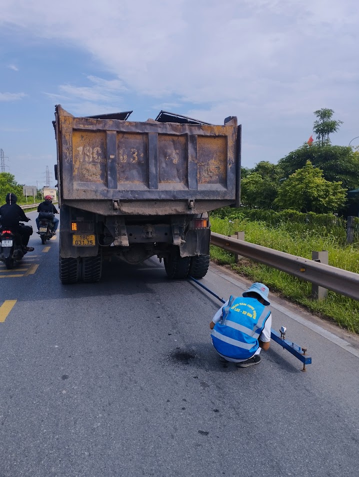 Thí nghiệm xác định mô đun đàn hồi mặt đường trong khảo sát đường cũ 2 IMG 20230924 091325 1